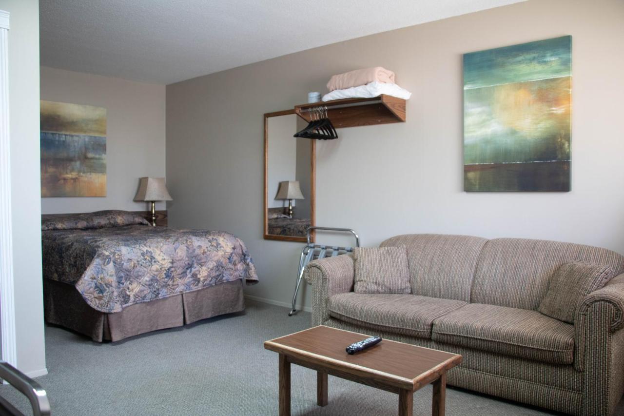 Prairie Oasis Tourist Complex Motel Moose Jaw Esterno foto